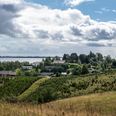 Betina Andersen er bekymret over udviklingen flere steder i Ebeltoft, hvis kommunen fortsætter sin praksis. Fotoet her forestiller et andet område i Ebeltoft end Kaprifolievej og har derfor ikke noget med den aktuelle sag at gøre. Arkivfoto: Joachim Ladefoged