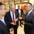 Borgmester Nils Borring fik hilst på kineserne. Her er det Liu Wanping, som er General manager Global R&D i den store kinesiske vindmøllekoncern. Foto: Michael Wulff