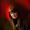 Kajsa Vala byder på sprøde harmonier og gode historier. 2. februar kan den dansk-islandske sangskriver opleves på Kulturloft. Pressefoto