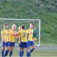Victor Kløve (i midten) bragte TRIF foran med 1-0 mod Brabrand IF på et veludført lob over målmanden. Foto: Øxenholt Foto
