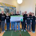 John Skovgaard Andersen er initiativtager til indendørs Bowls i Ebeltoft og sammen med flere medlemmer modtog han hyldesten. Indsendt foto