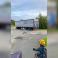 Lastbil-elever træner i at bakke nær Randers Friskole & Børnehus i det nordlige Randers. - Foto: Privatfoto/