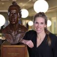 Sara Slott Petersen med den statue, der er blevet lavet af hende i anledning af optagelsen i Sportens Hall of Fame. Foto: Kasper Borg Rabøl/DR