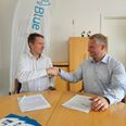 Aftalen er i hus. Kamstrup-direktør Søren Kvorning og den nye Blue Control-ejer Nicklas S. Rasmussen giver hånd på salget, der betyder, at selskabet efter seks et halvt år forlader Kamstrup-koncernen. Pressefoto