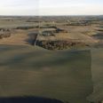 Det planlagte hundecenter skal etableres på gården til venstre. Dronefoto: Michael Wulff