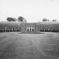 Aarhus Idrætspark tegnet af arkitekt Høeg-Hansen. Billedet er fra efter 1934, da den sidste af de seks statuer langs facaden først opsættes 6. juli 1934, og før marts 1943, hvor den østlige stadionhal nedbrænder. Stadsingeniørens Kontor, ca. 1940, Aarhus Stadsarkiv