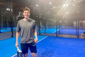 Simon Sevelsted står bag padeltøjmærke, hvor håbet er at kunne vokse i takt med den særdeles populære sportsgren. 