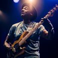 Marcus Miller spiller Miles Davis sammen med Mike Stern, Bill Evans og Mino Cinelu. De var alle faste elementer i Miles Davids band og står sammen på scenen i Musikhuset, hvor de spiller den ikoniske musik. Foto: Diego Garcia Marquez