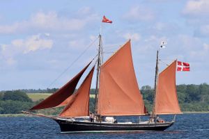 Frivillige kræfter holder Aalekvasen Anna sejlende, så gæster selv kan prøve kræfter med gammeldags sejlads. Nu fylder den 120 år.