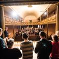 Ved forrige valg blev det også sunget sammen med politikerne i Helsingør Theater i Den Gamle By. 4. november sker det igen. Arkivfoto: Helle Arensbak