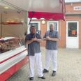 De to stolte slagtere, Peder Bertelsen og Tage Severinsen, er klar med både håndsprit og friske forsyninger af kød og pålæg til kunderne i slagtervognen uden for den faste butik.