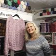 Heidi Thorsager foran en trøje, hun naturligvis selv har strikket. 6. august bliver hun fuldtids garnbutik-ejer.