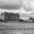 Læssøesgades Skole fotograferet i forbindelse med indvielsen i 1921. Siden har den været lukningstruet flere gange. Foto: Thorkil Svendsen, Aarhus Stadsarkiv