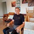 Knud Silkjær har ikke fortrudt, at han skiftede kirkearbejdet ud med stolefletning. Foto: Bjarke Kirkegaard Nielsen