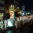Sådan så det traditionsrige luciaoptog ud i 2018. I år vender det endelig tilbage efter to års coronapause. Arkivfoto: Per Bille/VisitAarhus