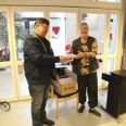 Ib Hertzum fra Lions Hinnerup overrækker de 75 sangbøger til Eva Johansen fra Aktivitetsafdelingen på Hinneruplund. Indsendt foto