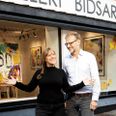 Julie Bidstrup og Christian Agner foran Adelgades nye Galleri Bidsart. Foto: Lars Clement