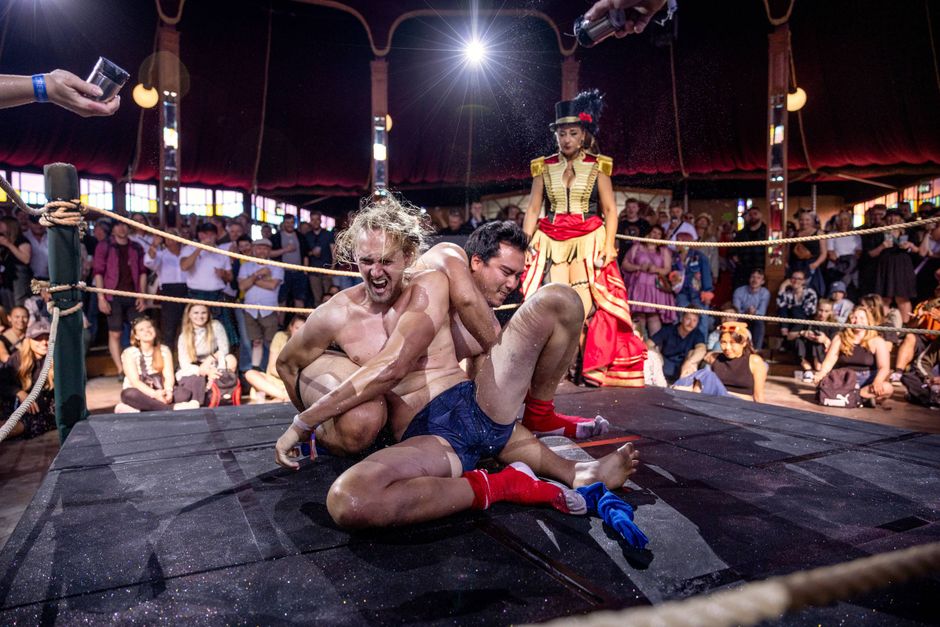 Northside har succes med teltet Sideshow, hvor man kan træde ud af festivalens musik og se optrædener, der ikke egner sig uden for denne sfære. Det er publikum, der frivilligt melder sig til glitterbrydning.