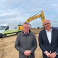 Borgemester Torben Hansen (S) og GLS Denmarks administrerende direktør Steen Ravnsbæk Kristensen (til venstre) var med til at tage første spadestik til det nye distributionscenter. Arkivfoto: Cecilie Bisgaard