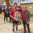 Udvalgsformand for Kultur og Fritid, Allan Gjersbøl Jørgensen, havde blomster og hyldestord med til Norddjurs Håndbold. Blomsterne modtog anfører og spillende sportschef Mike Paulsen på holdets vegne. Foto: Lars Norman Thomsen