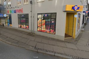 Aarhusiansk slikbutik får bøde på 20.000 kroner af Fødevarestyrelsen for ikke at have fjernet farligt slik. Ejer vil klage, fordi han føler sig uretfærdigt behandlet. 