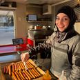 Sabina Hemerit Sadek fortæller, at halalpølserne er lavet på opskrift , der skal give dem det rigtige knæk. Foto: Tahmasbi