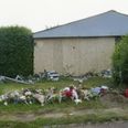 Blomster lagt ved huset onsdag aften. Foto: Presse-fotos.dk