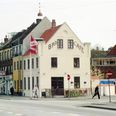 Bro Caféen på Frederiks Allé, som Carl Lang i 1920’erne mente var et upassende arbejdssted for hans separerede hustru – medmindre hun var villig til at flytte hjem til ham igen. Fotograf Leif Thomsen, 1990, Aarhus Stadsarkiv