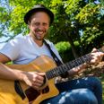 Musikeren Anders Graae fra Gl. Rye skrev Skanderborgsangen 'Hvor bøgehjerter slår' til UgeBladets 75-års fødselsdag i 2018. Foto: Mike Madsen