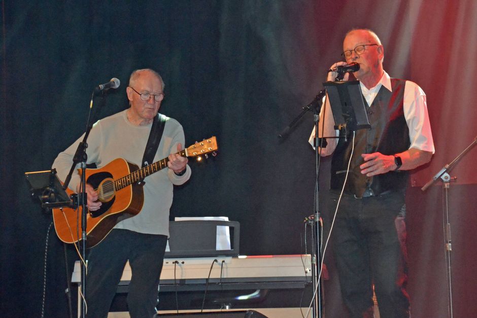50 år siden 2 Jyder røg ind på Dansktoppens førsteplads med sangen "Da Farfar Var Ung". Jubilæet fejret med fuldt hus i Kulturhuset Pavillonen.