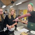 Laura Aagaard Nielsen har været forbi sin gamle folkeskole i Rosmus og dele ud af sin viden om bagværk. Foto: Anne frank Henriksen