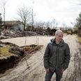 Siim Borgerforening er utilfreds med, at borgere og naboer ikke er blevet hørt i forbindelse med, at Skanderborg Kommune har udvidet en børneinstitution og lavet tilhørende parkeringspladser på Siim Bygade. På foto ses: Claus Larsen der repræsenterer foreningen i denne sag. Foto: Casper Dalhoff