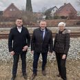 Borgmester Lars Storgaard (i midten) mødtes i valgkampen med Liberal Alliances Jens Meilvang og sin egen konservative partikollega Charlotte Green i Laurbjerg. Ifølge borgmesteren gav de begge håndslag på at ville arbejde for et trinbræt i Laurbjerg, og det vil han nu holde de to nyvalgte folketingsmedlemmer op på. Privatfoto