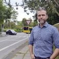 Paw Simon Krogh er vokset op i Gellerupparken, der kan anes i baggrunden på ’den anden side’ af Hejredalsvej. Han bor i dag i ’gamle’ Brabrand og er meget engageret i lokalområdet. Foto: Jeppe Rafn