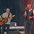 Det er 50 år siden, at duoen 2 Jyder med Marius Dahl Knudsen og Anthony Bjerregaard røg ind på førstepladsen på Dansktoppen med sangen "Da Farfar Var Ung". Jubilæet blev markeret med tre timers koncert i Kulturhuset Pavillonen i Grenaa. Foto: Søren Andersen
