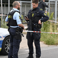 24. juni i år var der spærret af ved Jernbanevej i Silkeborg og betjente med maskinpistoler. Årsagen var, at politiet havde en mistanke om, at der blev fremstillet sprængstoffer på stedet. Foto: Presse-fotos.dk