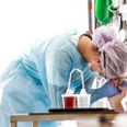En sygeplejerske trøster en patient med covid-19, der er kommet til bevidsthed på Herlev Hospitals Afdeling for Bedøvelse, Operation og Intensiv Behandling i Region Hovedstaden. Foto: Ólafur Steinar Gestsson/Ritzau Scanpix