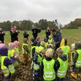 Borgmester Frands Fischer( S) tog første spadestik til det nye børnehus på Krakesvej i Stilling sammen med en flok børnehavebørn. Foto: Skanderborg Kommune.
