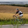 Martin Christensen er ikke en specielt erfaren cykelrytter, og han er spændt på at se, hvordan han i krop og sind reagerer, når det begynder at køre op og ned ad bakken i det smukke landskab på Mols. Målet er en stigning, der svarer til Alpe d'Huez. Foto: Uggi Kaldan