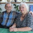 Benny og Molly Thomsen - to aktive borgere med et langt liv bag sig, der fortsat er levende interesseret i samfundslivet og ikke er blege for at stille spørgsmål til dette og hint i Syddjurs. Foto: Lars Norman Thomsen