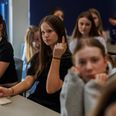 Når der er to lærere eller pædagoger i klassen, ændrer dynamikken sig. Der bliver mere ro. Mere nærvær. Bedre mulighed for at se det enkelte barn – også dem, der ikke råber højest. Arkivfoto: Benny Kjølhede
