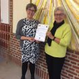 Lene Skouborg fra Inner Wheel overrækket donationen til sognepræst Else Kruse Schleef. Foto: Privat