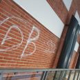 Gruppen af ballademagere har flere steder i byen skrevet "GB 8520", og de gjorde de også i svømmehallen. Foto: Lystrup Svømning