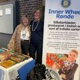 Her er Marianne Høgsholt (tv.) og hendes Inner Wheel kollega Kirsti Andersen til landsmøde på Hotel Nyborg Strand. De solgte tørklæderne, som var meget populære. Privatfoto