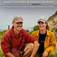 Jeppe Fonnesbo og Amalie Jakobsen fra Folk og Fæ guider deltagerne på lørdagens naturhop i Ebeltoft. Arkivfoto