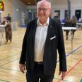 Tom Bytoft holdt styr på valgstedet i Auning ved valget i sidste uge. Med 331 personlige stemmer er han klar til endnu en omgang i kommunalbestyrelsen, som dog også bliver hans sidste valgperiode. Foto: Simon Carlson