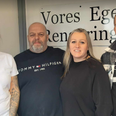 Maria Nielsen (i midten til højre) flankeret af sin søn (th.), sin mand og firmaet nye anlægsgartner. Foto: VoresEgenRengøring