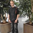 17-årige Martin Mikkelsen med to af de plantekasser, han har bygget til AquaGlobe. Foto: Sone
