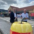 Direktør Jens Friis (th.), Kvickly Ebeltoft, er på vej til at byde velkommen til et apotek i butikken, som bliver en filial af Grenaa Apotek ved apoteker Lars F. Nørgaard, Grenaa. Apoteket kan holde åbent året rundt sammen med Netto og Kvickly, mens REMA 1000 atter skal søge dispensation til at holde åbent i forårets syv helligdage. Foto: Lars Norman Thomsen