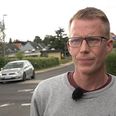 Simon Klaris Christiansen er en af de beboere, der frygter, at husene mister værdi. Foto: TV2 Østjylland